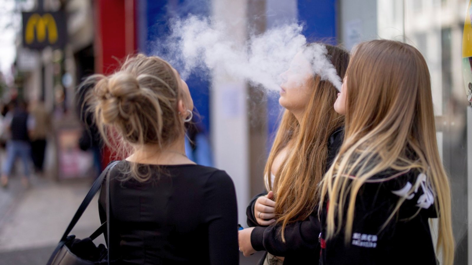 Дим з вихлопної труби: сірий, сизий, синій, білий, чорний ...