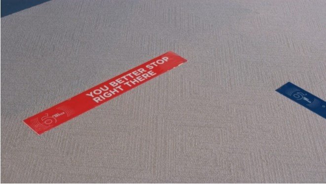 Перш ніж почати онлайн-урок, Тетяна зашторює вікно. Говорить ...