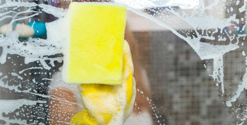 Як відмити скотч від скла: безпечні способи для свіжих і засохлих ...